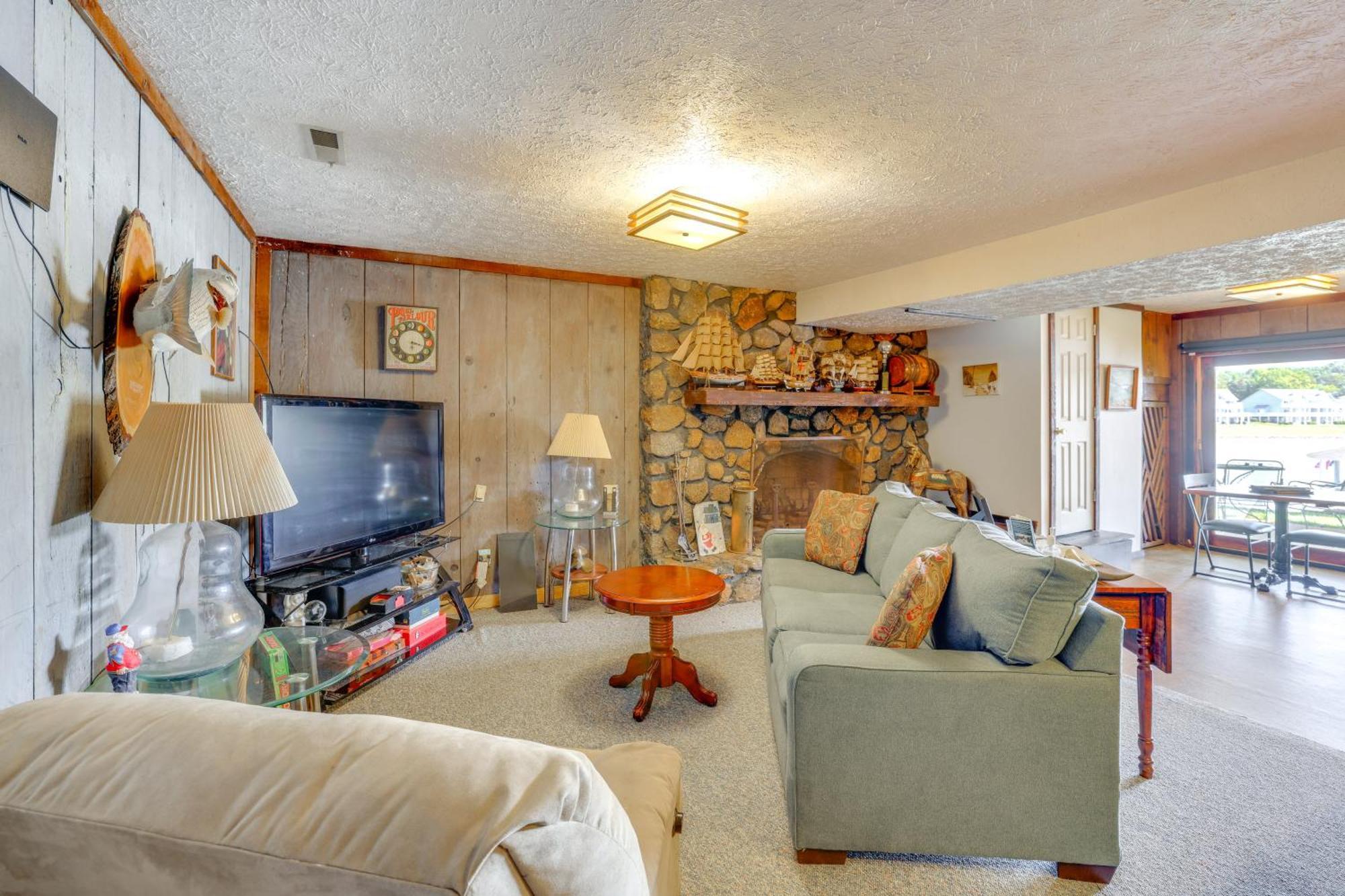 Smith Mountain Lake Retreat With Private Beach! Huddleston Ngoại thất bức ảnh
